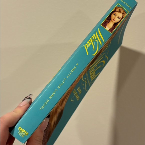 Pretty Little Liars “Wicked” Book - Picture 4 of 5